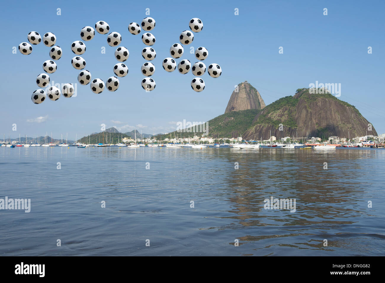 Brésil 2014 message dans le football soccer balls dans le ciel au-dessus de la montagne Sugarloaf Rio de Janeiro Banque D'Images