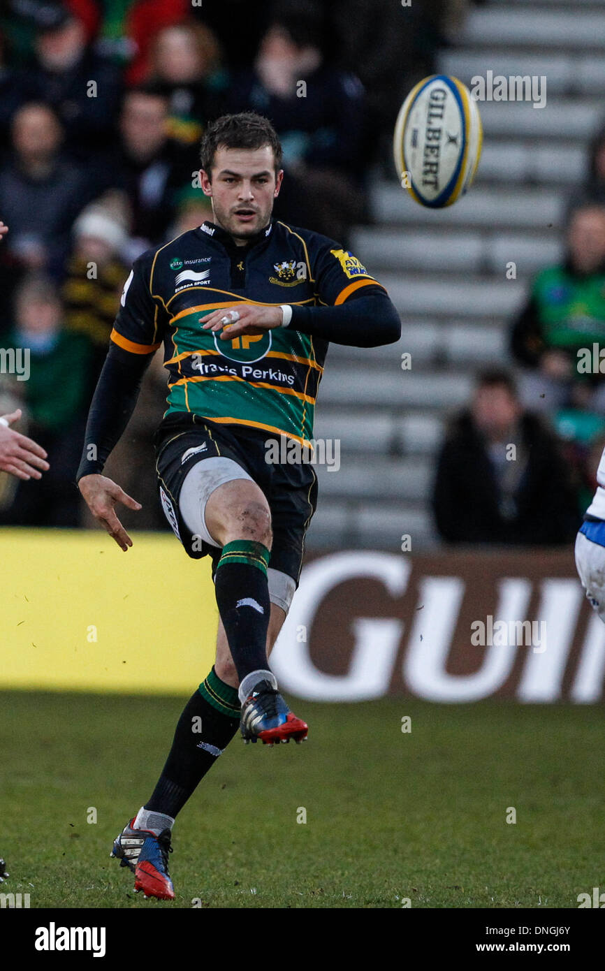 Northampton, Royaume-Uni. 28 Dec, 2013. Stephen MYLER de Northampton Saints coups de l'avant au cours de l'Aviva Premiership match entre Northampton Saints et Bath Rugby à Franklins Gardens. Score final : Northampton Saints 43-25 Bath Rugby. Credit : Action Plus Sport/Alamy Live News Banque D'Images