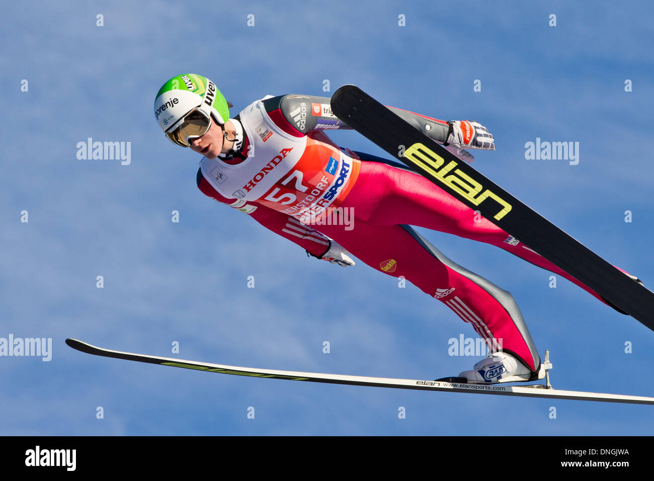 Oberstdorf, Allemagne. 28 Dec, 2013. Peter Prevc de Slovénie s'élance dans l'air pendant une session de formation pour la première étape des quatre Hills ski compétition de sauts à Oberstdorf, Allemagne, le 28 décembre 2013. Photo : Daniel Karmann/dpa/Alamy Live News Banque D'Images