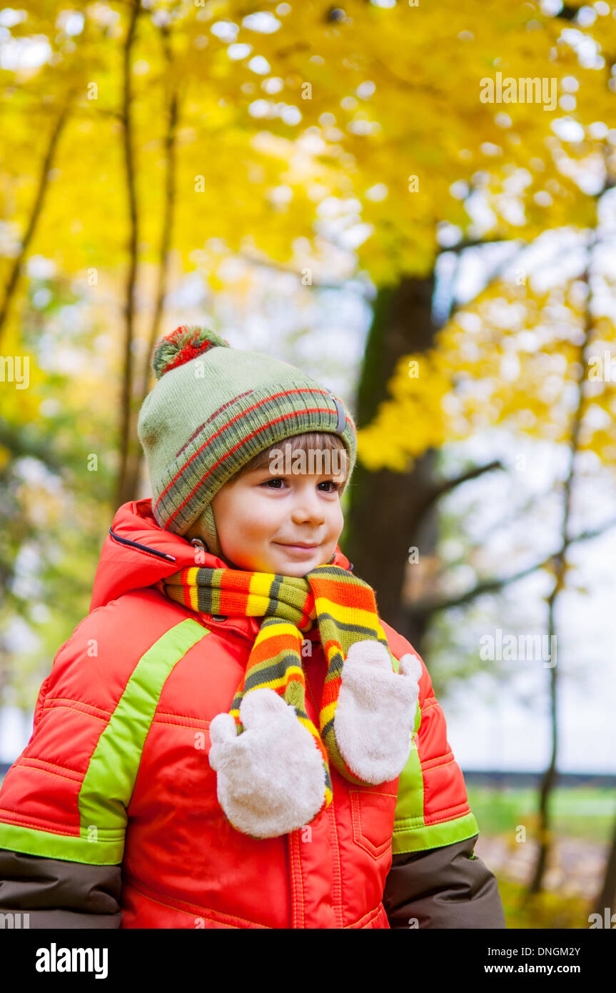 Happy child in autumn park Banque D'Images