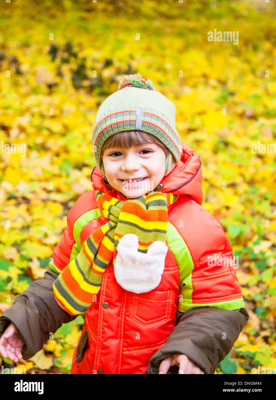 Happy child in autumn park Banque D'Images