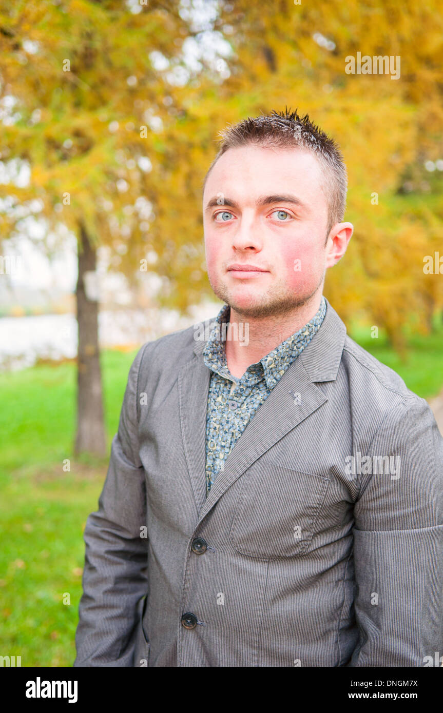 Portrait of young man in autumn park Banque D'Images