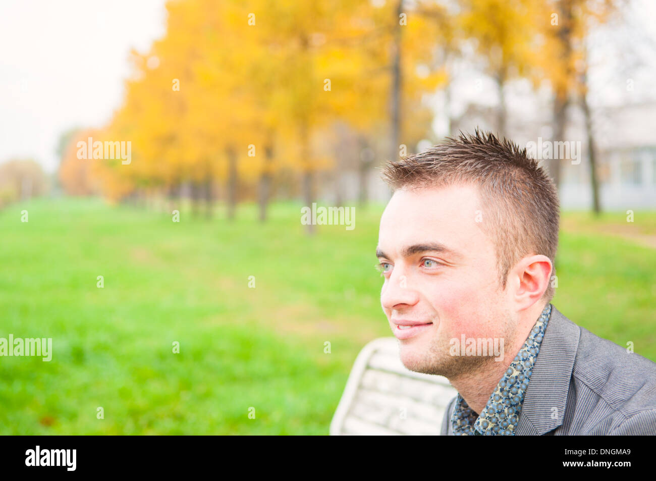 Portrait of young man in autumn park Banque D'Images