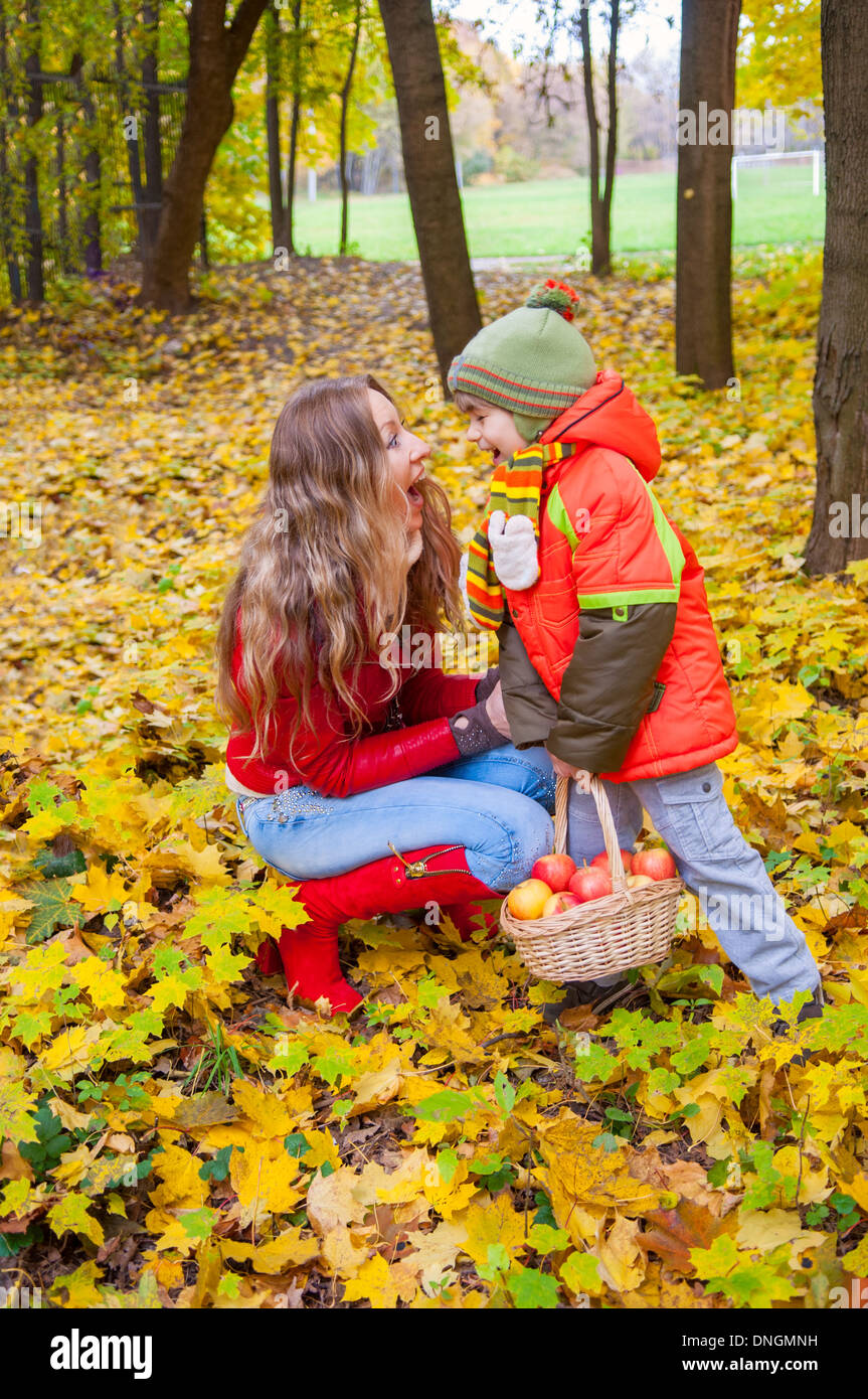 Happy Family in autumn park Banque D'Images