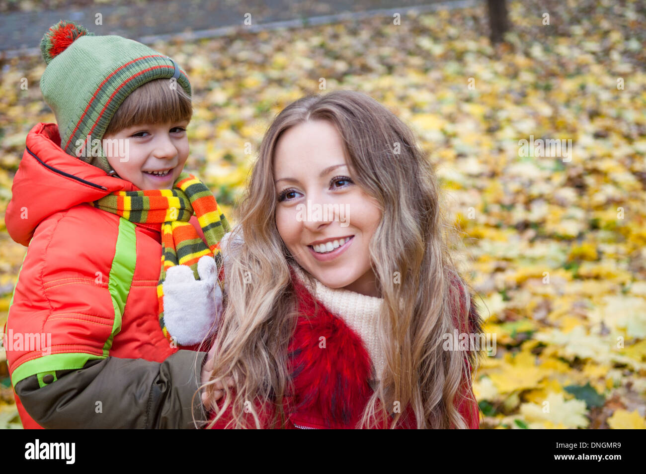 Happy Family in autumn park Banque D'Images