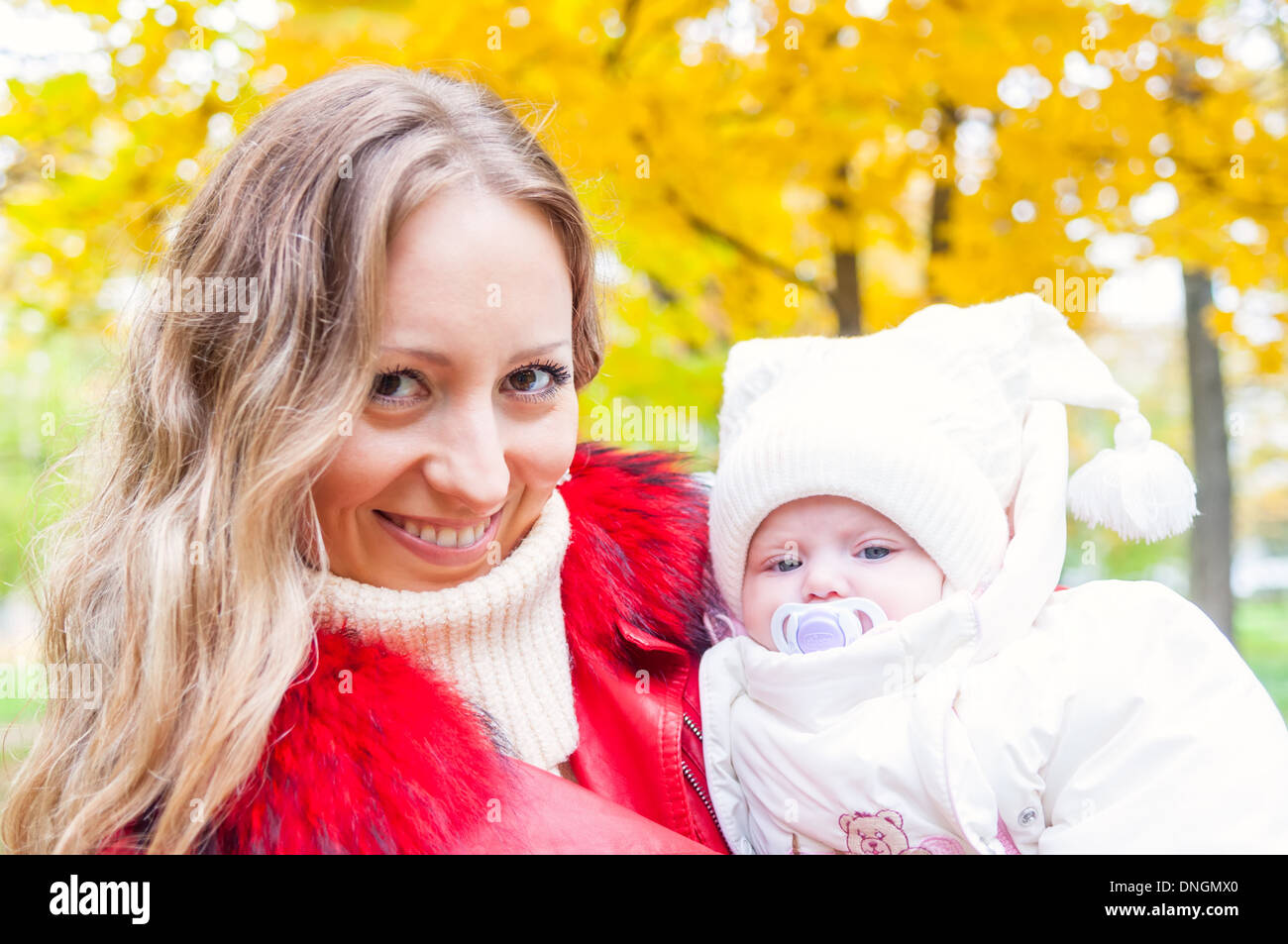 Happy mother and baby girl in autumn park Banque D'Images