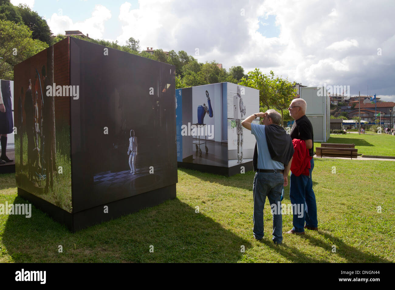 Les hommes à la recherche d'images de l'exposition d'Art à Getxo, , Gascogne province. De Biscaye, Pays Basque. L'Espagne. Banque D'Images