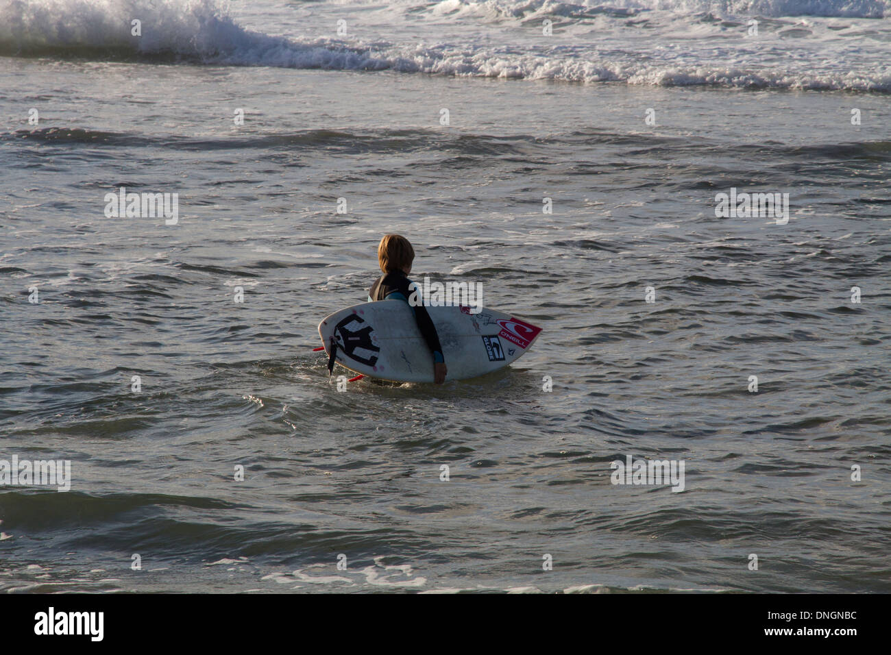 Les surfeurs Surf Mar Cantábrico Océan Mer Plage de Cantabrie Espagne Banque D'Images