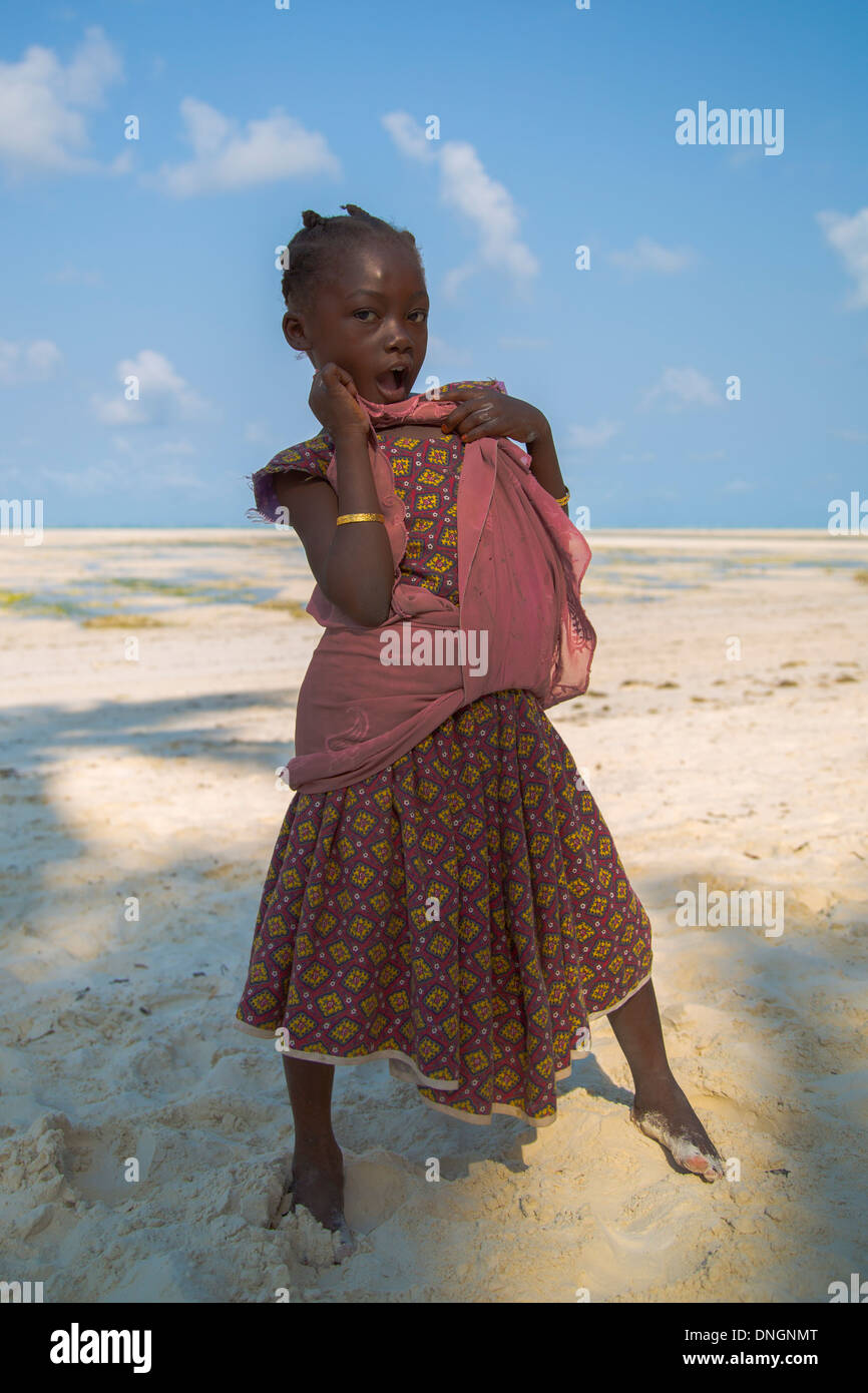 Jeune fille jouant sur la plage de Jambiani, sud-est de Zanzibar, Tanzanie Banque D'Images