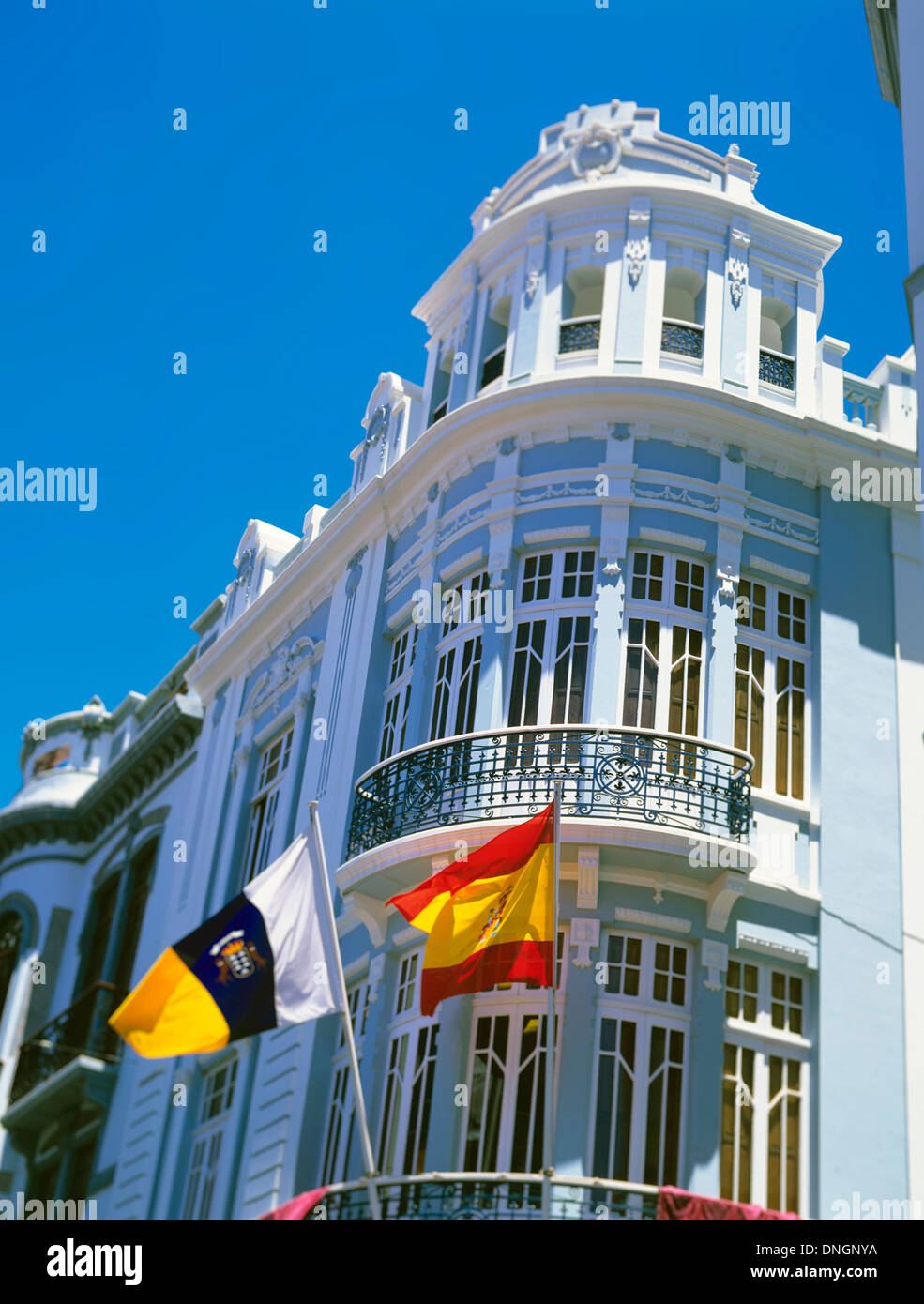 L'architecture municipale en centre-ville battant le pavillon des îles Canaries et l'Espagne, Santa Cruz de Tenerife, Espagne Banque D'Images