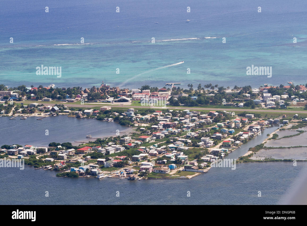 Vue aérienne de la ville de San Pedro en Ambergris Caye, Belize Banque D'Images