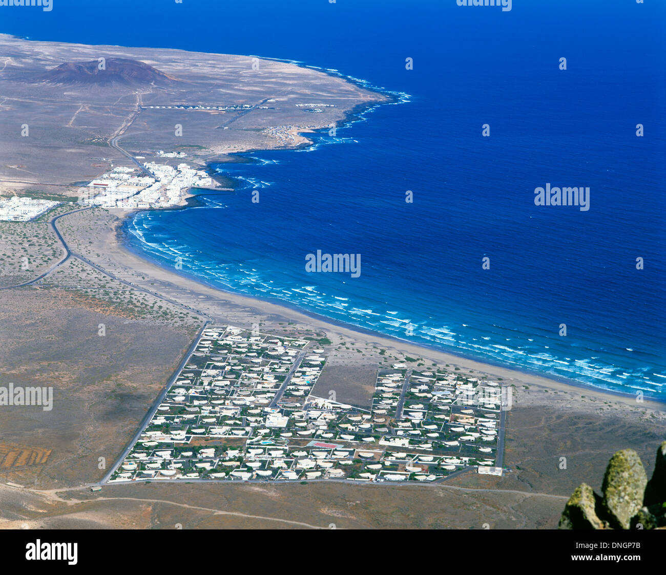 Vue aérienne de la plage de Famara, Lanzarote montrant Las Palmas, Espagne Banque D'Images