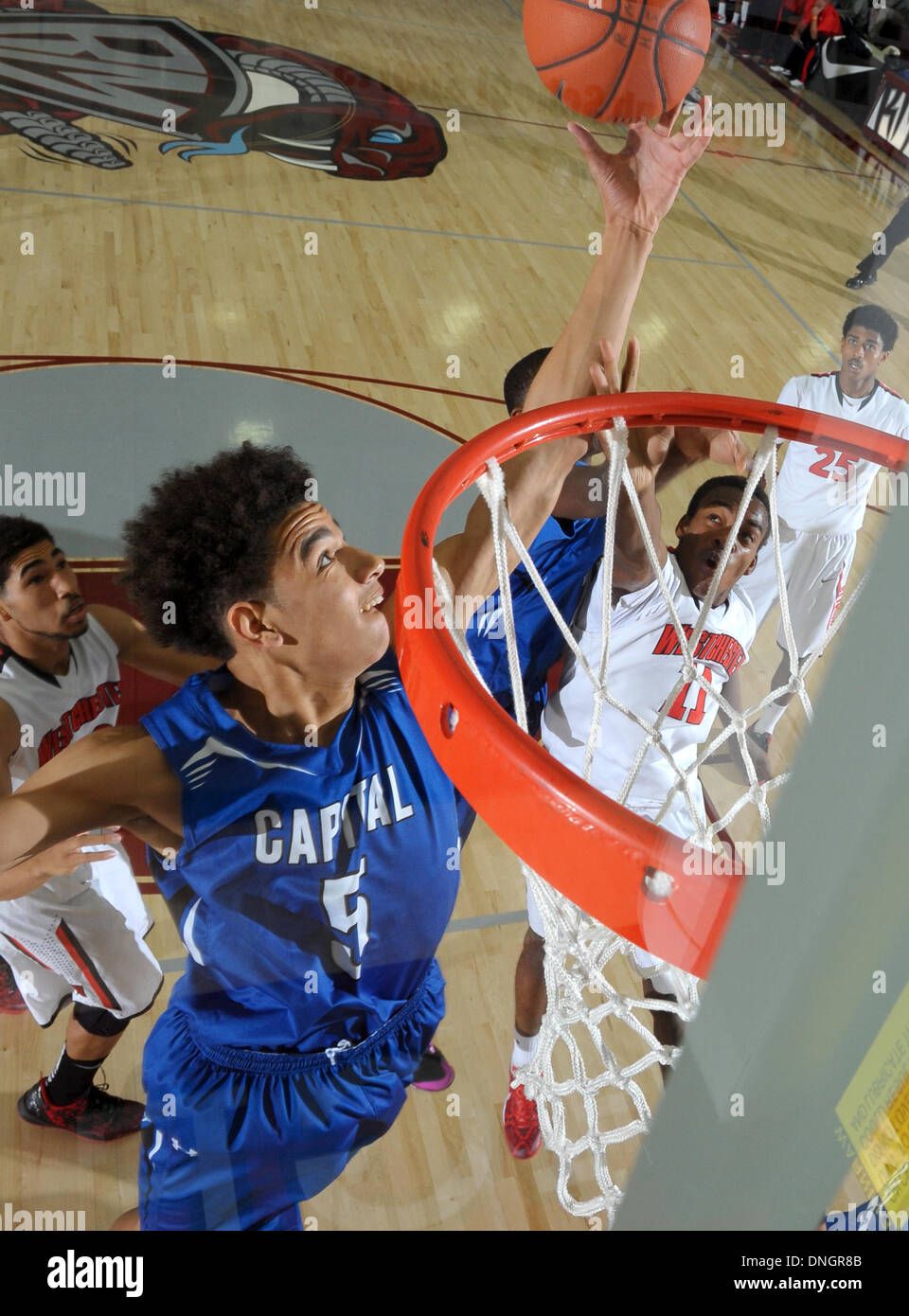 Rancho Mirage, Californie, USA. 28 Dec, 2013. 28 décembre 2013 Rancho Mirage, CA. Christian Capital D.J. Wilson # 5 va jusqu'à un rebondissement va jusqu'à un amas de comètes Westchester passé Cameron jeune # 11 dans la maison de vacances MaxPreps Classic jeu de basket-ball entre les comètes et la capitale Westchester Christian couguars à Rancho Mirage High School à Rancho Mirage, CA. David Hood/CSM. © csm/Alamy Live News Banque D'Images