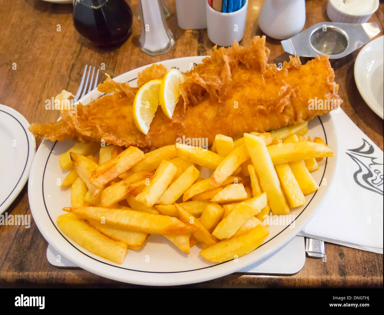 Excellent poisson et frites au célèbre café Magpie à Whitby Banque D'Images