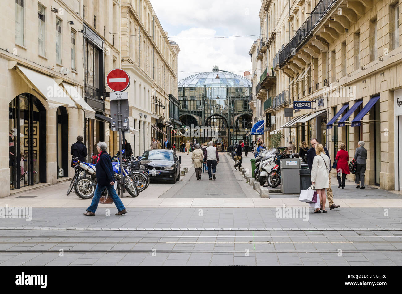 Scène de rue de Bordeaux le long de la rue Voltaire vers la Pl. des Grands Hommes, Bordeaux, France Banque D'Images