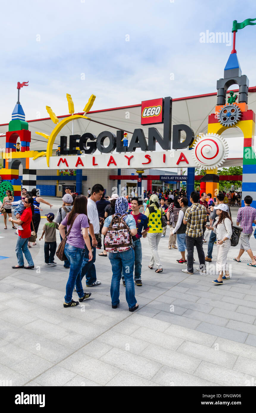 Les gens en face de l'enseigne, Legoland Malaysia Johor, Malaisie Banque D'Images