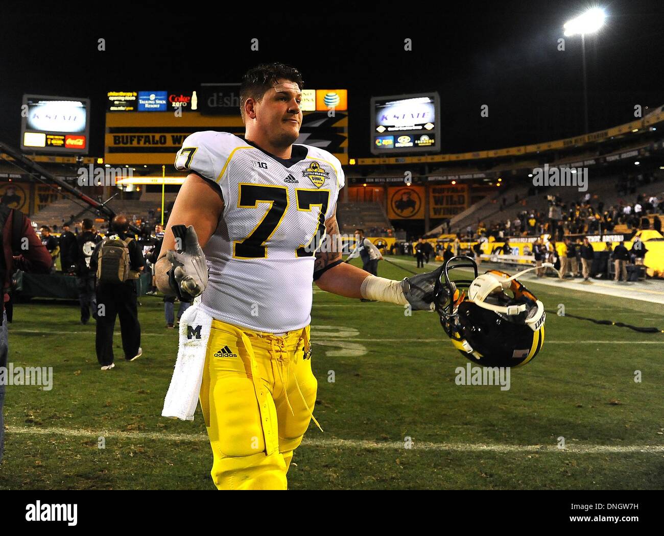 Tempe, AZ, États-Unis d'Amérique. 28 Dec, 2013. 28 décembre 2013 à Tempe, AZ.offensive tackle (Michigan) 77 Taylor Lewan gracieusement quitte le champ, comme son dernier college partie se termine à une perte pour l'chats sauvages, il est prévu de devenir un 1er tour de draft dans la NFL Draft. Les Wolverines du Michigan et Kansas State Les Chats Sauvages s'affrontent pour la première fois dans l'histoire programsÃÂ severnãƒ le Samedi, Décembre 28, 2013 dans le Buffalo Wild Wings Bol à Tempe, Arizona. Les Chats Sauvages accablé les Wolverines et les ont battus 31-14. (Crédit obligatoire : Jose Marin / MarinMedia.org / Cal Sport Media) ( Crédit : csm/Alamy vivre Banque D'Images