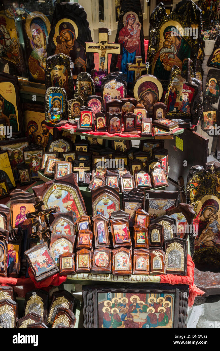 Souvenirs religieux en vente dans une boutique dans la ville de Tinos, l'île de Tinos, Cyclades, Grèce Banque D'Images