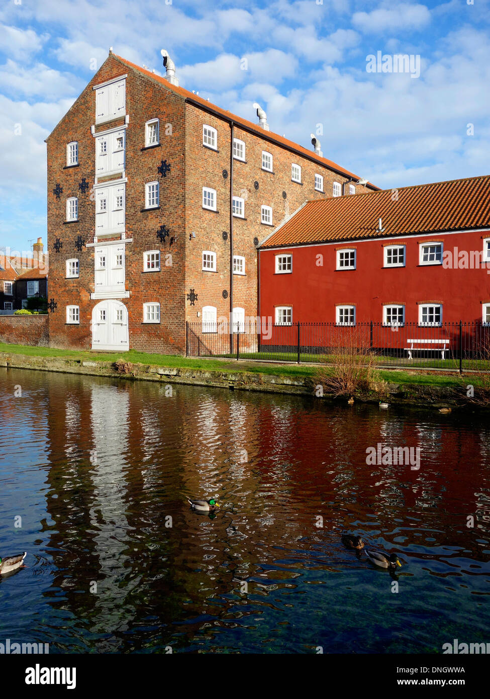 E&B Bradshaw et Fils Ltée Les marchands de grains moulin à farine moulin à Riverhead par le canal à Driffield East Yorkshire England UK Banque D'Images