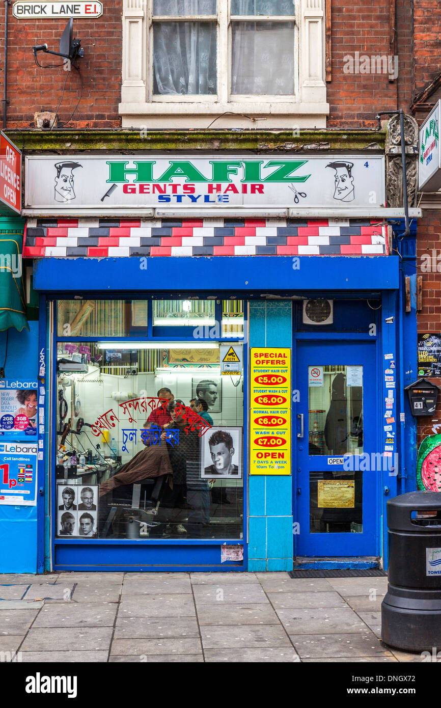 Fenêtre d'Hafiz Hommes coiffure et salon de coiffure à Brick Lane,  Spitalfields, East London Photo Stock - Alamy