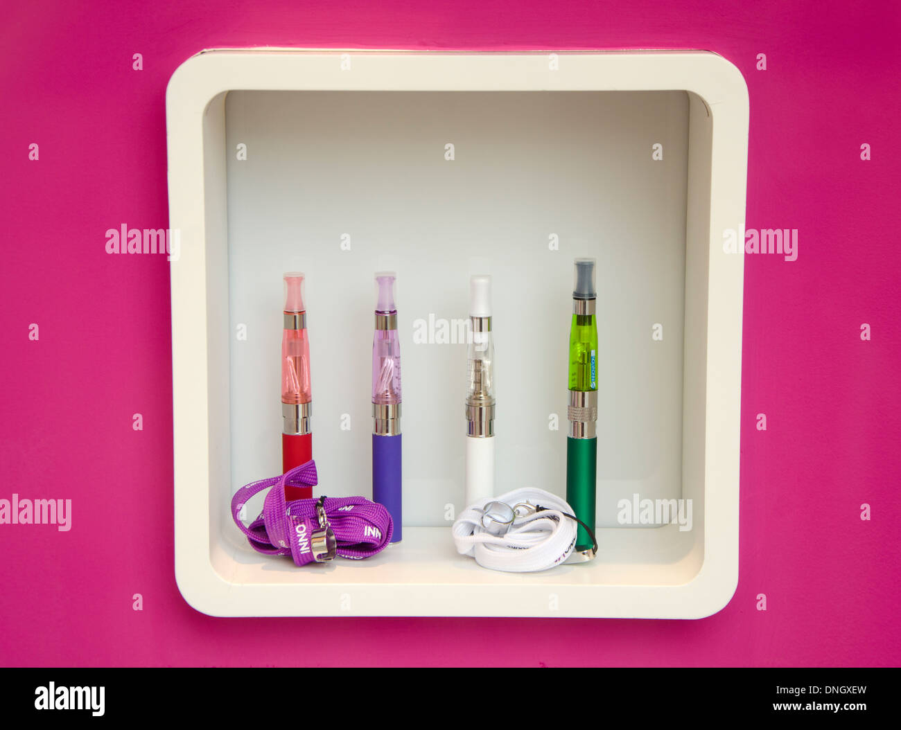 La cigarette électronique ou e-cigarette à l'écran dans un magasin en  Espagne Photo Stock