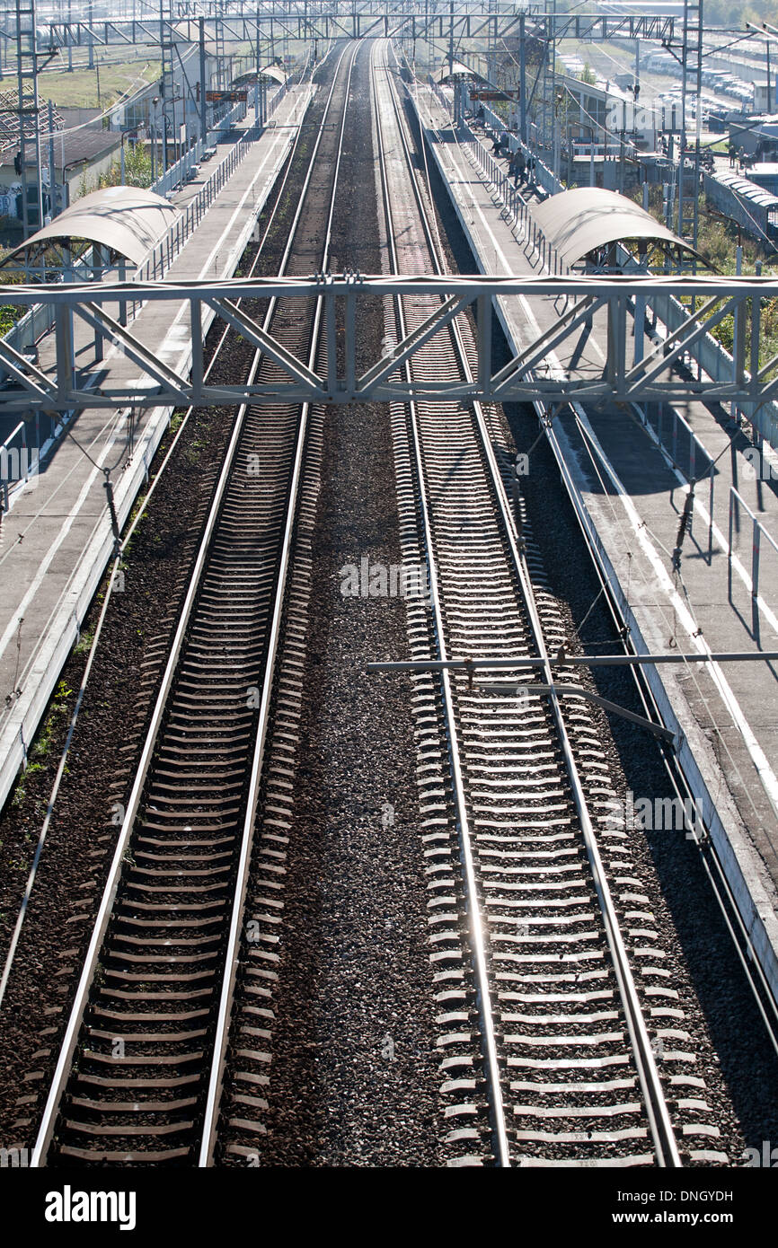 Vue de dessus de la gare vide et plate-forme avec deux lignes Banque D'Images