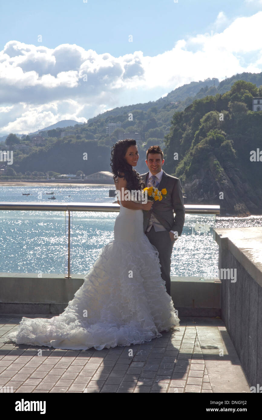 Wedding couple posing in San Sebastian Pays Basque Guipuzcoa Province  Espagne 'Pays Basque' Photo Stock - Alamy
