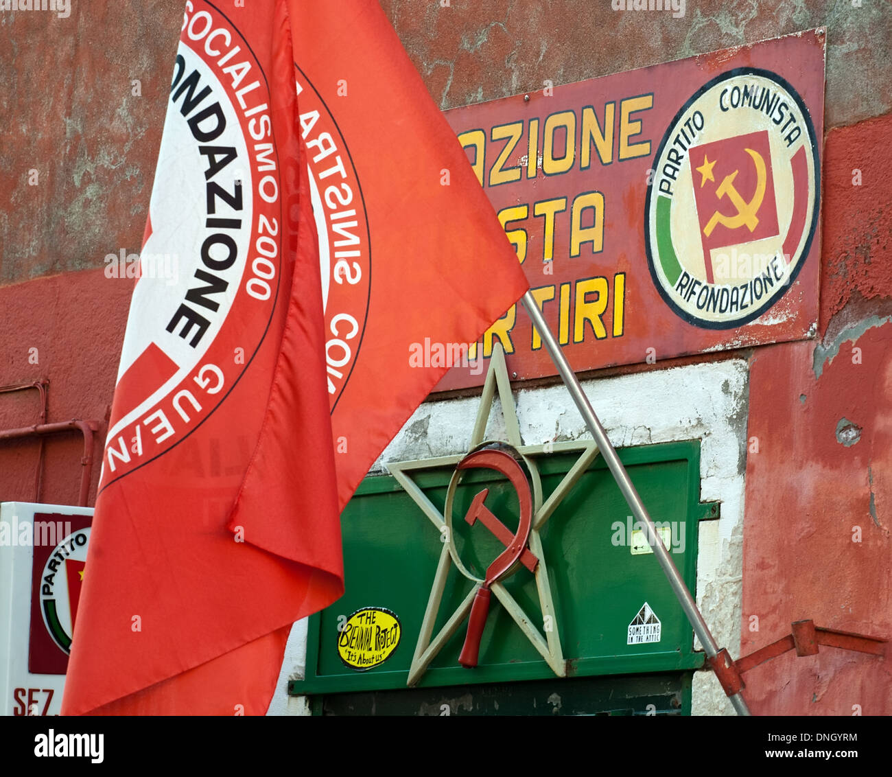 Façade de l'entrée au siège du parti communiste avec drapeau rouge et l'étoile, symbole de la faucille et du marteau à Venise, Italie Banque D'Images