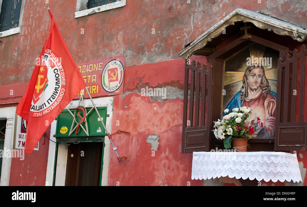 Siège du parti communiste à Venise, Italie avec Jésus Christ sur l'autel de la rue Wall Banque D'Images