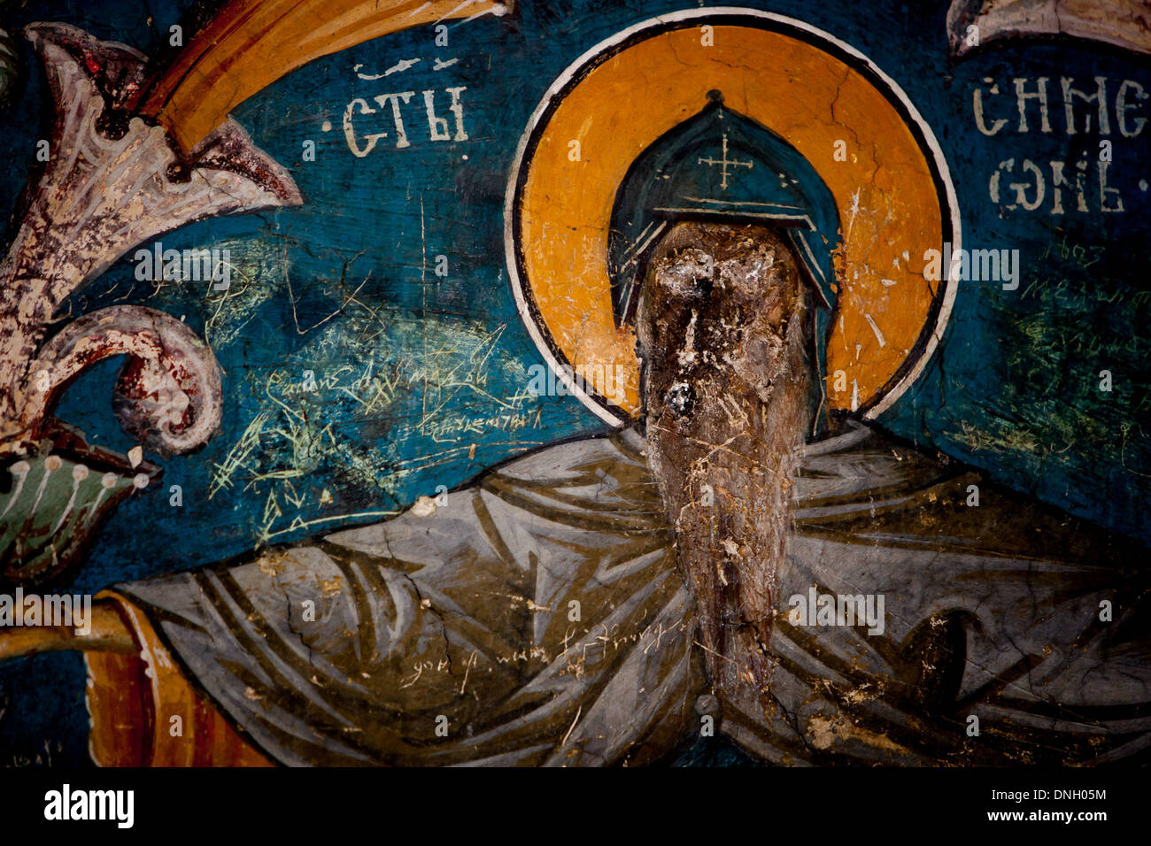 3 mai 2013 - Au cours de la domination turque, les images présentées dans les fresques à l'intérieur de l'église du monastère de DeÃ"Âani ont été rippés ses yeux avec l'intention d'annuler leurs âmes. En 2004, en raison de la destruction systématique des églises et monastères orthodoxes par la partie albanaise du Kosovo, et parce que son importance historique, l'UNESCO a déclaré le monastère Visoki DeÃ"Âani comme site du patrimoine mondial. En 2006, cette déclaration a été élargi à trois nouveaux sites religieux orthodoxes. Leur sécurité dépend de la protection offerte par l'italien-led les troupes de l'OTAN au Kosovo (KFOR). Photo : Daniel Gon Banque D'Images