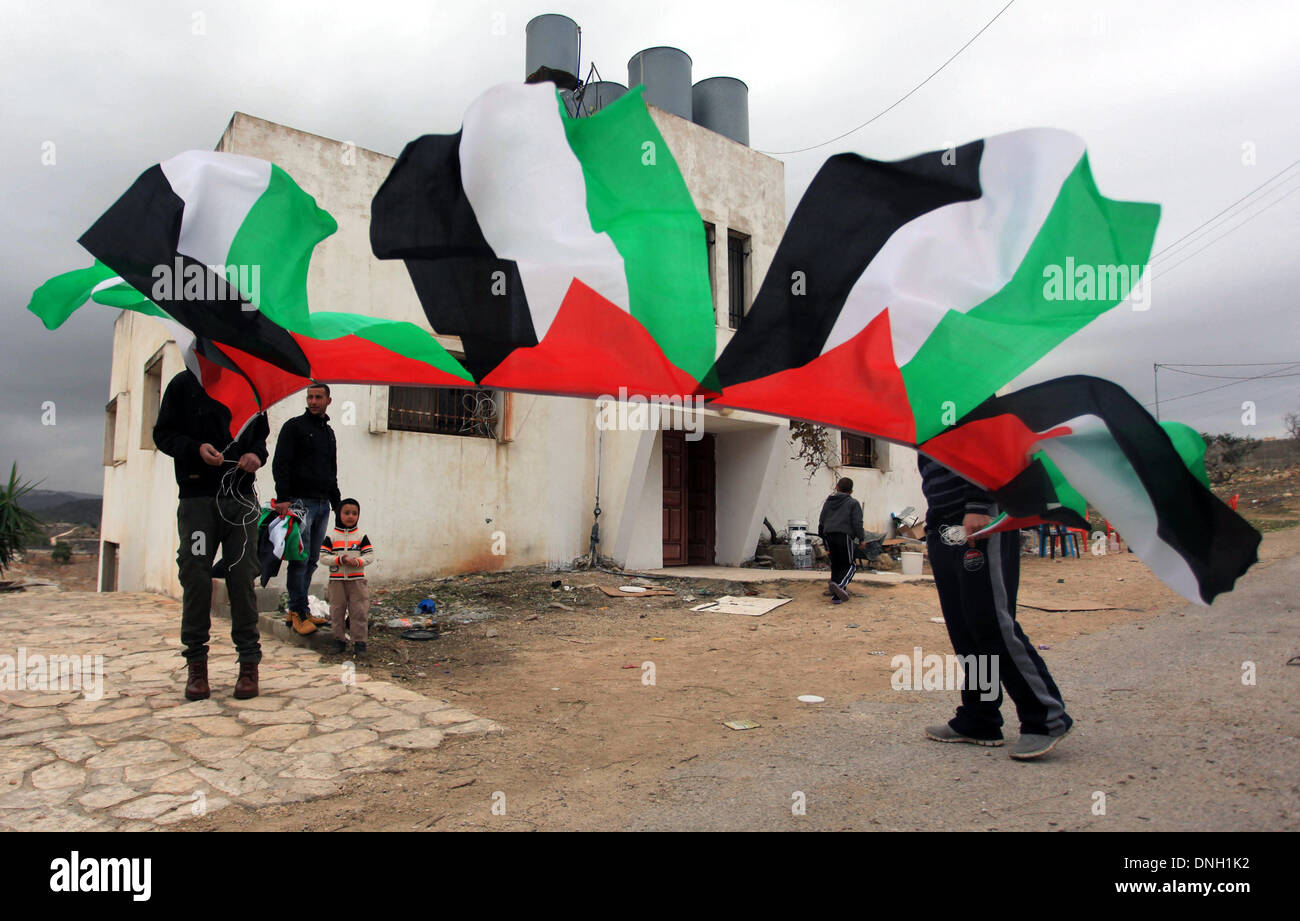 Ramallah, Cisjordanie, territoire palestinien. Dec 29, 2013. La famille palestinienne de Saeed prisonnier Tamimi accrocher drapeaux devant son domicile à Nabi Saleh village près de la ville de Ramallah, en Cisjordanie, dimanche, le 29 décembre 2013. Le service pénitentiaire israélien publié samedi soir sur son site internet une liste de 26 prisonniers palestiniens vétéran prévue pour lundi comme un troisième groupe de prisonniers qui ont été arrêtés avant les Accords d'Oslo de 1994 Credit : Issam Rimawi APA/Images/ZUMAPRESS.com/Alamy Live News Banque D'Images Ramallah, Cisjordanie, territoire palestinien. Dec 29, 2013. La famille palestinienne de Saeed prisonnier Tamimi accrocher drapeaux devant son domicile à Nabi Saleh village près de la ville de Ramallah, en Cisjordanie, dimanche, le 29 décembre 2013. Le service pénitentiaire israélien publié samedi soir sur son site internet une liste de 26 prisonniers palestiniens vétéran prévue pour lundi comme un troisième groupe de prisonniers qui ont été arrêtés avant les Accords d'Oslo de 1994 Credit : Issam Rimawi APA/Images/ZUMAPRESS.com/Alamy Live News Banque D'Images