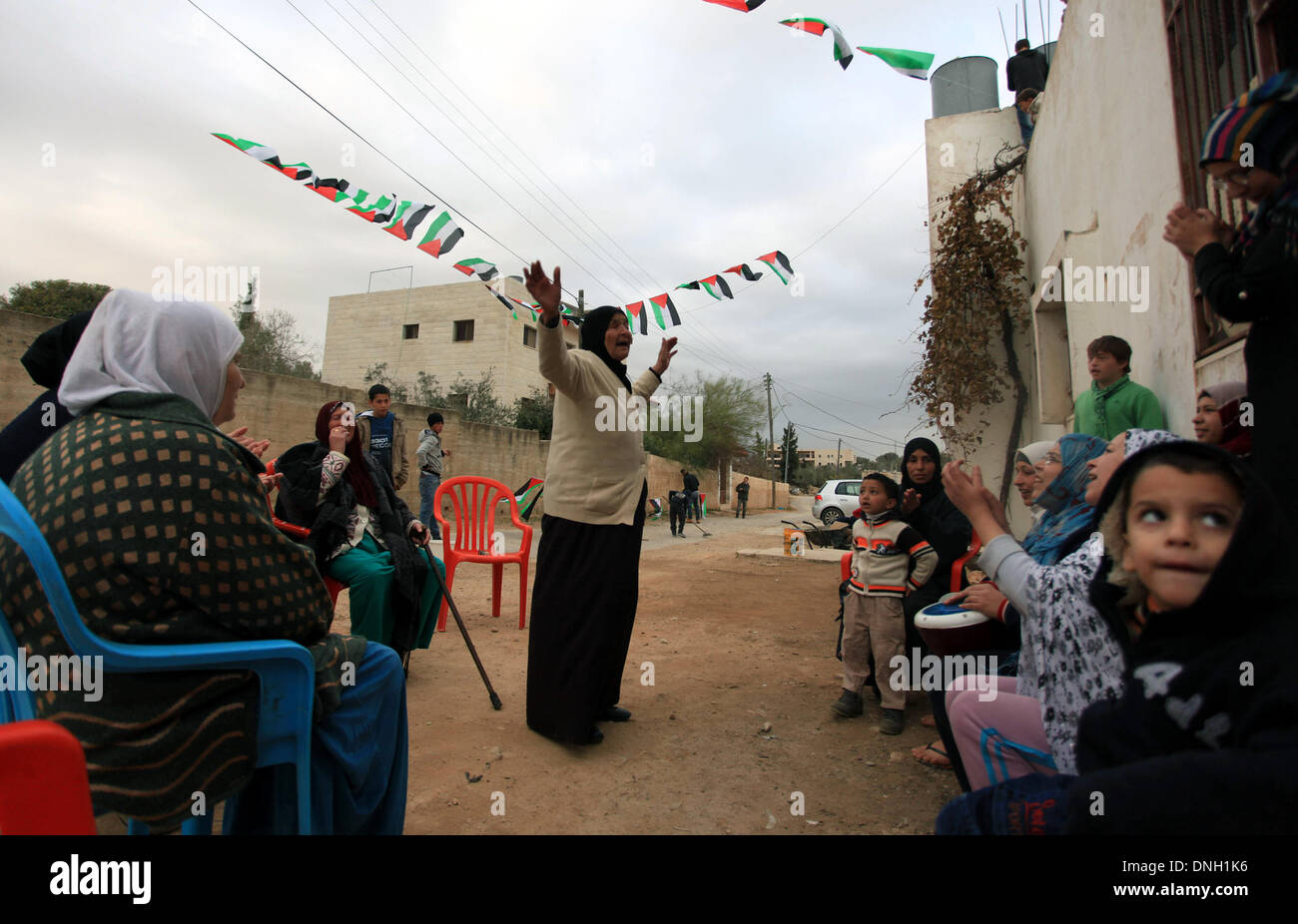 Ramallah, Cisjordanie, territoire palestinien. Dec 29, 2013. La famille palestinienne de Saeed prisonnier Tamimi célébrer à l'extérieur de son domicile à Nabi Saleh village près de la ville de Ramallah, en Cisjordanie, dimanche, le 29 décembre 2013. Le service pénitentiaire israélien publié samedi soir sur son site internet une liste de 26 prisonniers palestiniens vétéran prévue pour lundi comme un troisième groupe de prisonniers qui ont été arrêtés avant les Accords d'Oslo de 1994 Credit : Issam Rimawi APA/Images/ZUMAPRESS.com/Alamy Live News Banque D'Images Ramallah, Cisjordanie, territoire palestinien. Dec 29, 2013. La famille palestinienne de Saeed prisonnier Tamimi célébrer à l'extérieur de son domicile à Nabi Saleh village près de la ville de Ramallah, en Cisjordanie, dimanche, le 29 décembre 2013. Le service pénitentiaire israélien publié samedi soir sur son site internet une liste de 26 prisonniers palestiniens vétéran prévue pour lundi comme un troisième groupe de prisonniers qui ont été arrêtés avant les Accords d'Oslo de 1994 Credit : Issam Rimawi APA/Images/ZUMAPRESS.com/Alamy Live News Banque D'Images