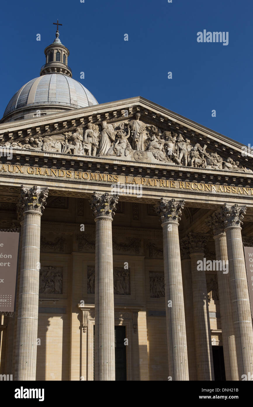 Le Panthéon, SITUÉ SUR LA PLACE DU PANTHÉON SUR LA MONTAGNE SAINTE-GENEVIÈVE, AU CŒUR DU QUARTIER LATIN. Il rend hommage à des personnes illustres QUI ONT MARQUÉ L'HISTOIRE DE FRANCE, 5ème arrondissement, Paris (75), FRANCE Banque D'Images