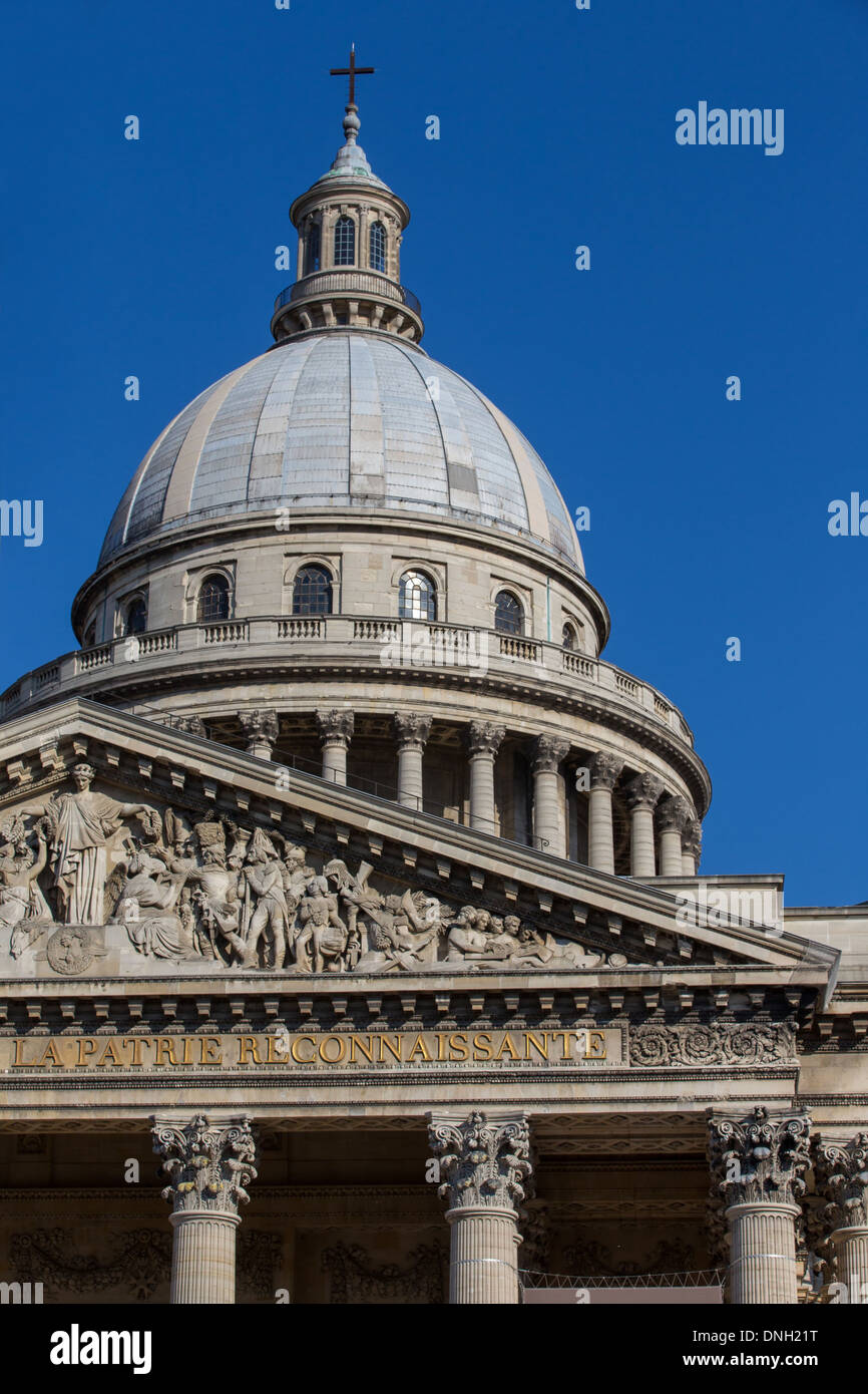 Le Panthéon, SITUÉ SUR LA PLACE DU PANTHÉON SUR LA MONTAGNE SAINTE-GENEVIÈVE, AU CŒUR DU QUARTIER LATIN. Il rend hommage à des personnes illustres QUI ONT MARQUÉ L'HISTOIRE DE FRANCE, 5ème arrondissement, Paris (75), FRANCE Banque D'Images