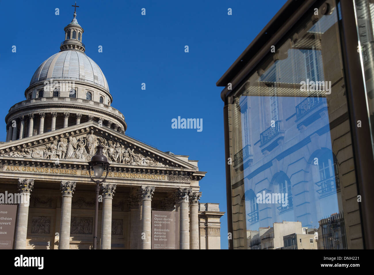 Le Panthéon, SITUÉ SUR LA PLACE DU PANTHÉON SUR LA MONTAGNE SAINTE-GENEVIÈVE, AU CŒUR DU QUARTIER LATIN. Il rend hommage à des personnes illustres QUI ONT MARQUÉ L'HISTOIRE DE FRANCE, 5ème arrondissement, Paris (75), FRANCE Banque D'Images