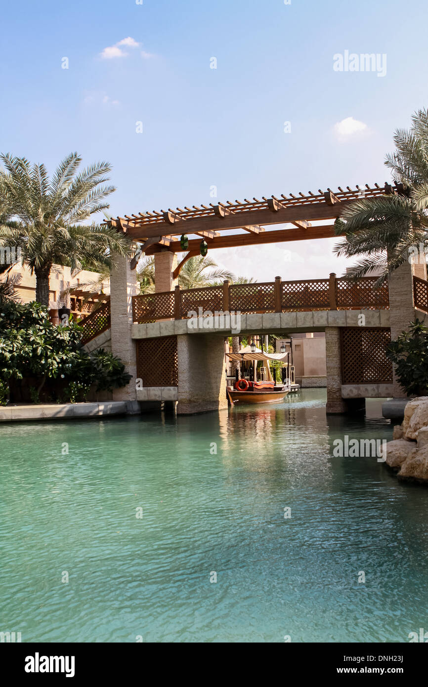 Voir l'établissement hotel Madinat Jumeirah à Dubai le 15 novembre 2010. Madinat Jumeirah comprend deux hôtels et des clusters de 29 maisons arabes traditionnelles. Banque D'Images