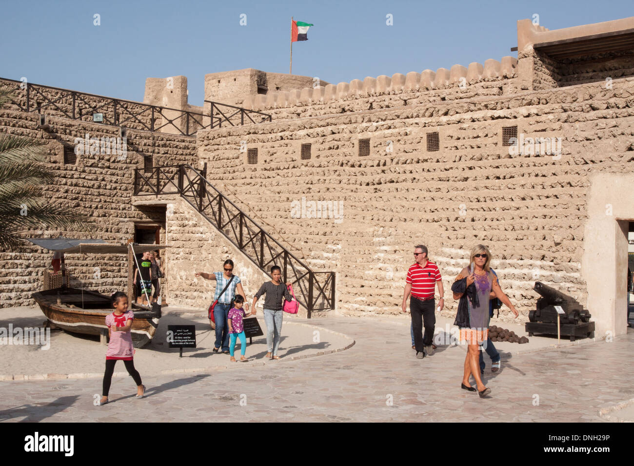 Les touristes qui visitent le FORT DE DUBAÏ, aujourd'hui transformé en musée de Dubaï, DUBAÏ, ÉMIRATS ARABES UNIS, MOYEN ORIENT Banque D'Images
