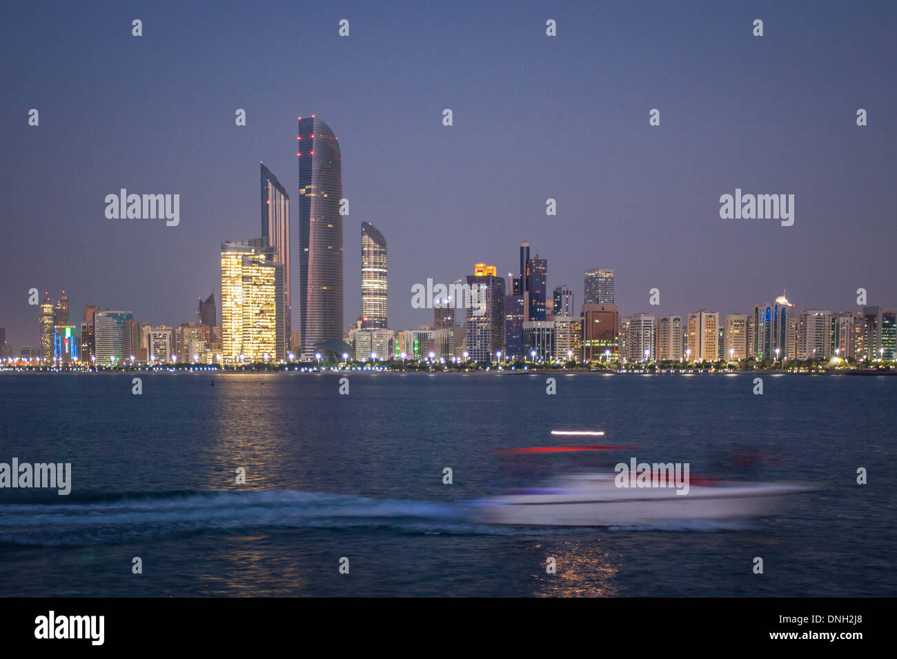 Location de bateau À DEVANT LES GRATTE-CIEL D'ABOU DHABI, ÉMIRATS ARABES UNIS, MOYEN ORIENT Banque D'Images