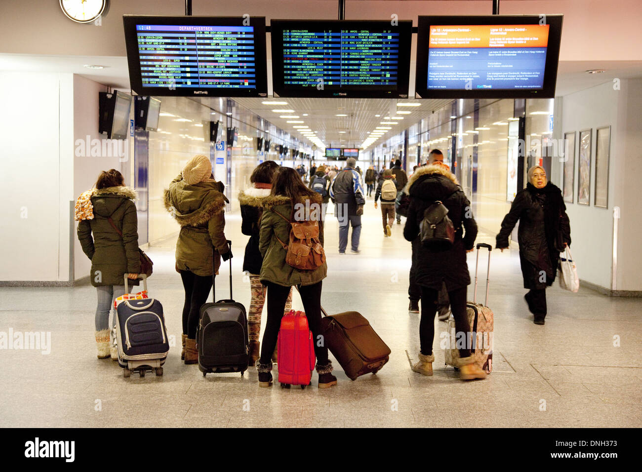 Les voyageurs à la recherche de rampe à un train départ Conseil, Bruxelles gare  Midi, Bruxelles, Belgique, Europe Photo Stock - Alamy