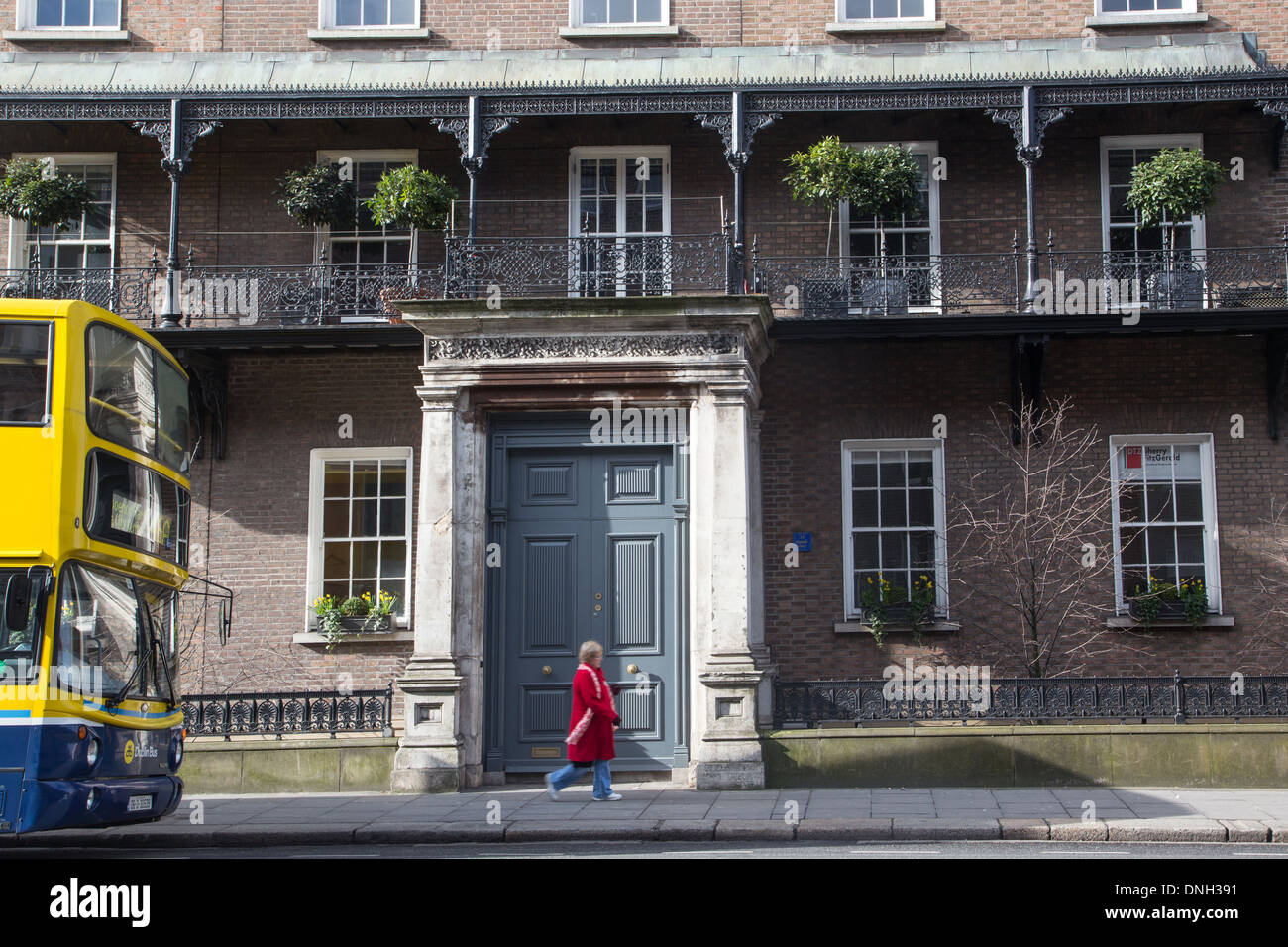 Façade TYPIQUE DES BÂTIMENTS IRLANDAIS SUR LEÇON INFÉRIEUR Street, DUBLIN, IRLANDE Banque D'Images