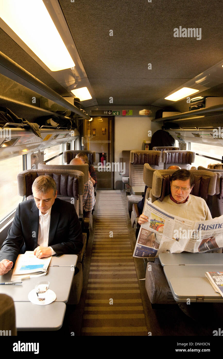 Europe Voyages d'affaires ; les passagers à l'intérieur d'un train Eurostar transport entre Ebbsfleet, UK, et à Bruxelles, Belgique, Europe Banque D'Images