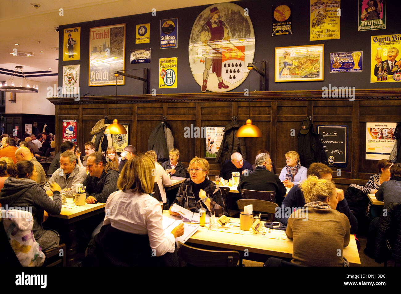 Les gens boire et manger dans la Gaffel am Dom brewhouse pub dans le centre de Cologne (Köln), Allemagne Europe Banque D'Images