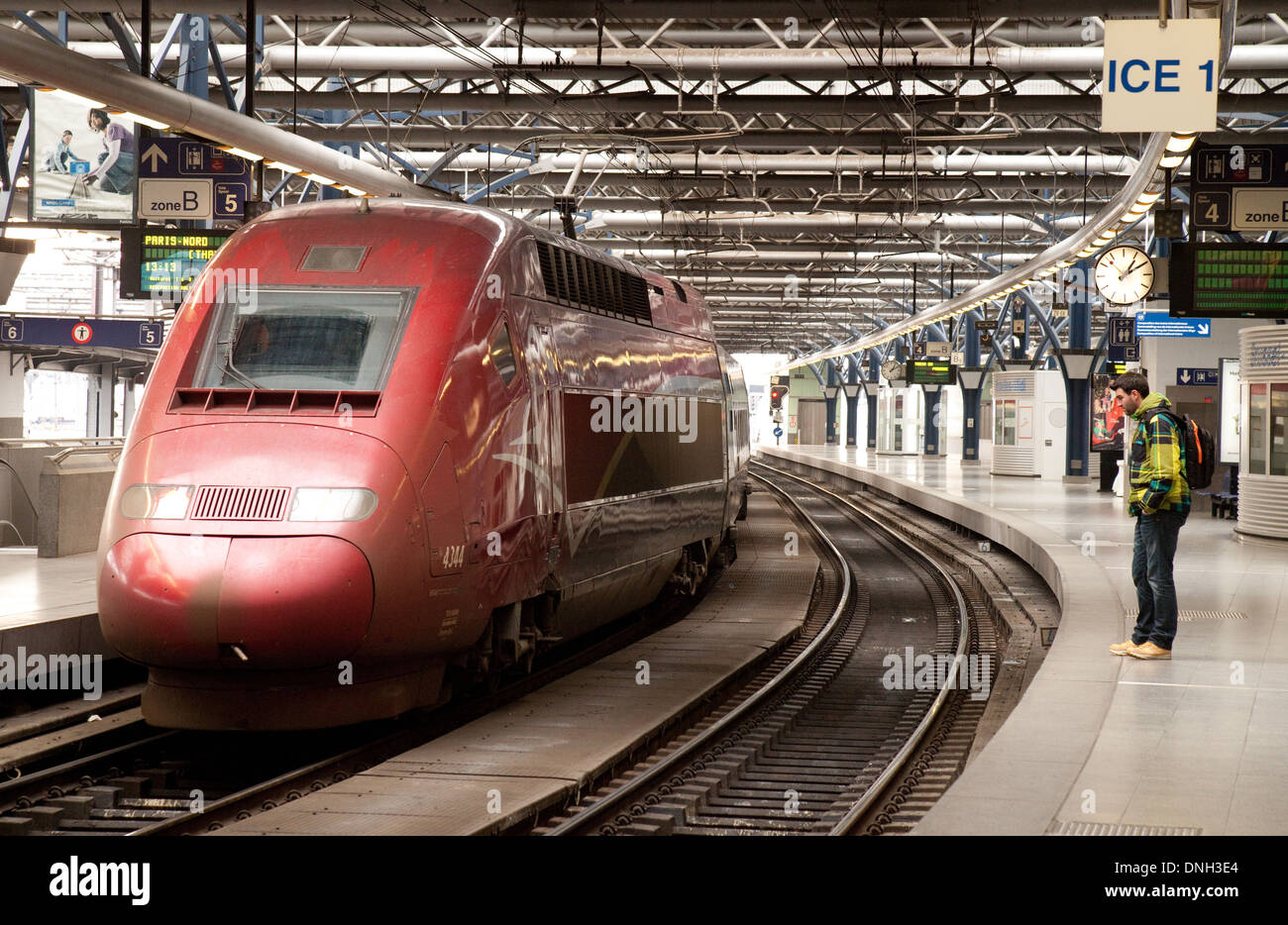 Train à grande vitesse Thalys à la plate-forme, Bruxelles gare Midi,  Bruxelles, Belgique, Europe Photo Stock - Alamy