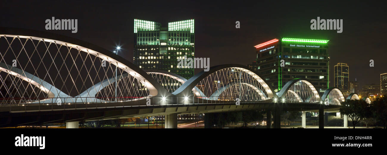 La 7ème rue pont relie les quartiers culturels et artistiques dans la région de Fort Worth, Texas, dans ce panorama. Banque D'Images