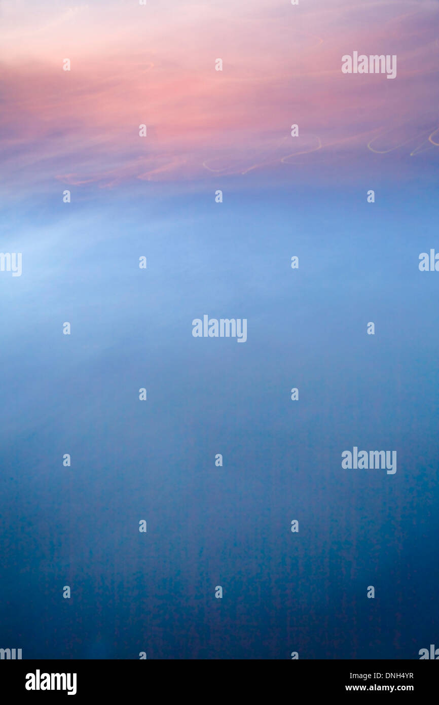 Le coucher de soleil sur la mer à Sandsend, Yorkshire du Nord. Une longue exposition combinée avec les mouvements de caméra crée un anglais Abstract image. Banque D'Images