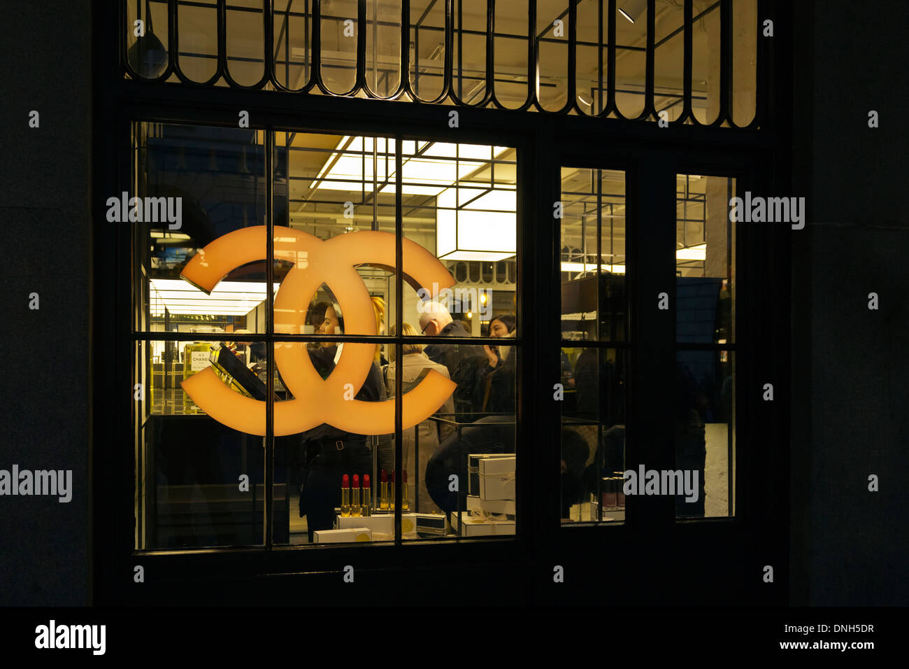 Clients dans une boutique Chanel à Covent Garden, Londres, Angleterre Banque D'Images