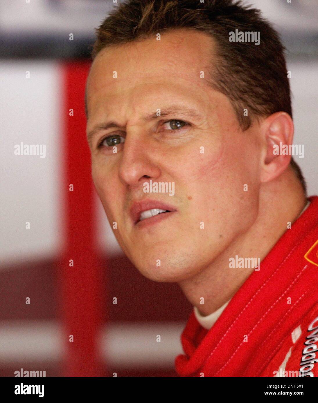 Dossier : l'Allemand Michael Schumacher, pilote de Formule 1 de la Scuderia Ferrari F1 se tient dans son stand lors de la troisième session de formation pour le Grand Prix de Formule 1 2006 de l'Europe à l'Allemagne, le circuit du Nürburgring, le samedi 06 mai 2006. Michael Schumacher a inscrit le meilleur temps. Photo : Roland/Weihrauchdpa Alamy Live News Banque D'Images