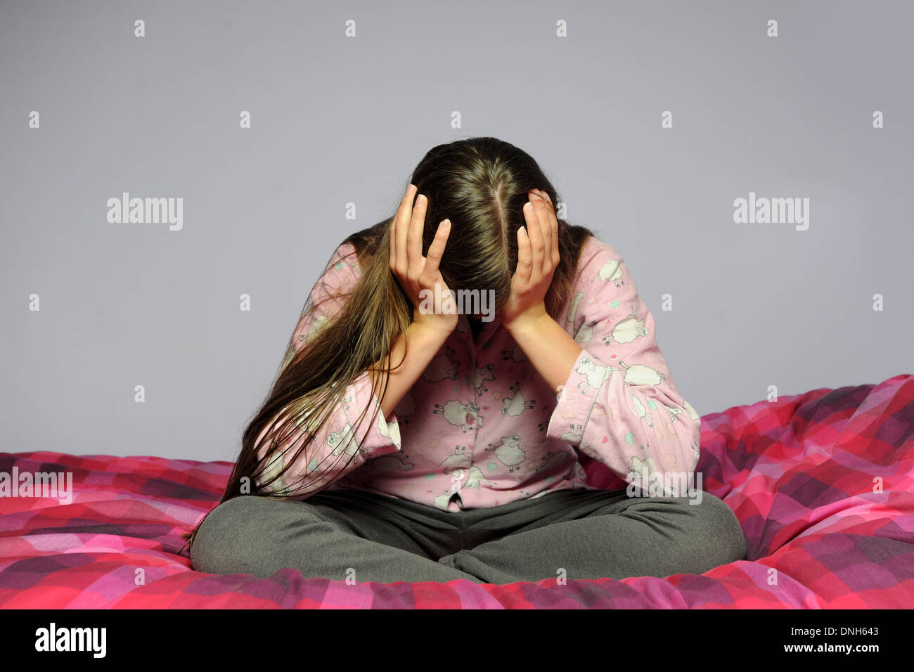 Un adolescent déprimé a souligné dans sa chambre. Banque D'Images