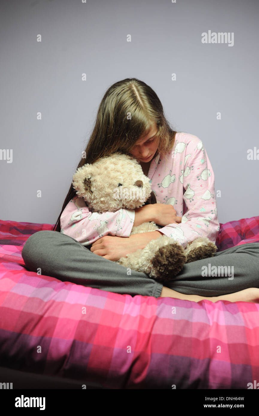 Un adolescent déprimé a souligné dans sa chambre. Banque D'Images