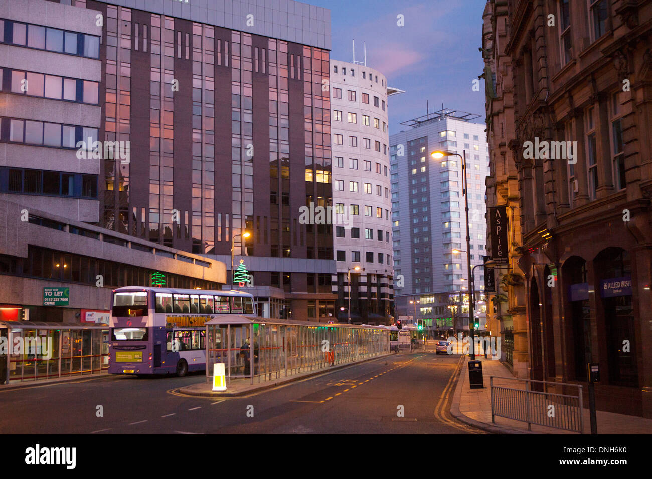 Le centre-ville de Leeds high street au crépuscule Banque D'Images